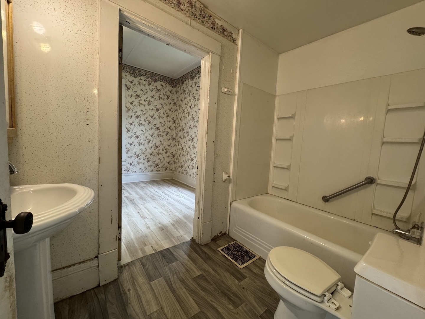 734 West Henry Street Pontiac, IL 61764 - Photo 8 of 17 a bathroom with a sink a toilet and shower