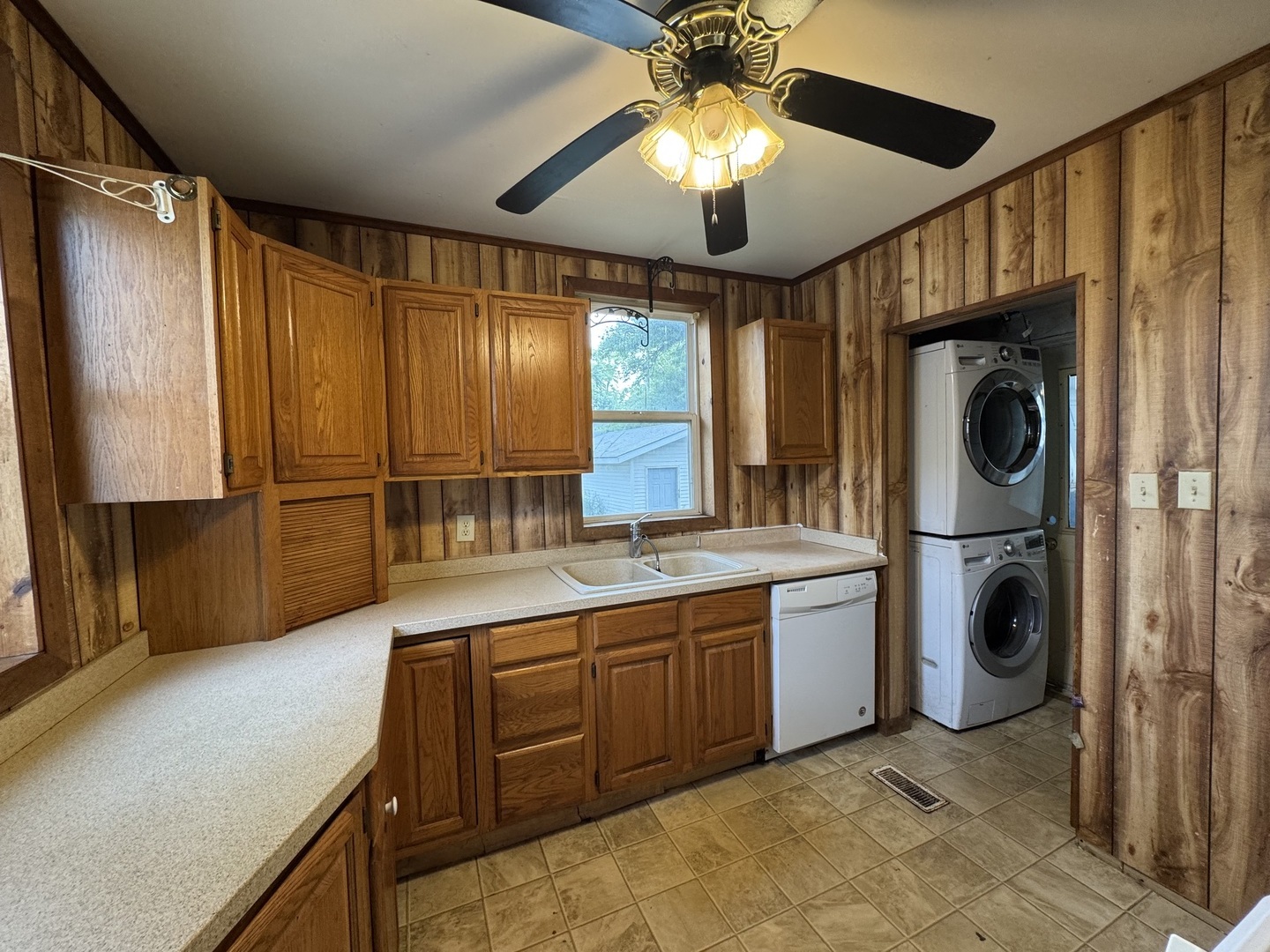 734 West Henry Street Pontiac, IL 61764 - Photo 9 of 17 a very nice looking room with a large window