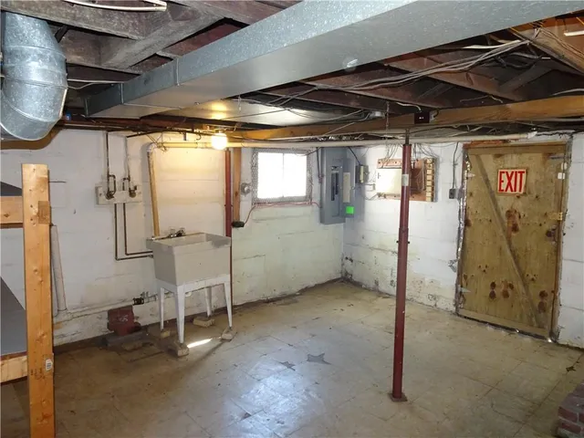 $1,200 | 227 South 6th Street, Youngwood, PA 15697