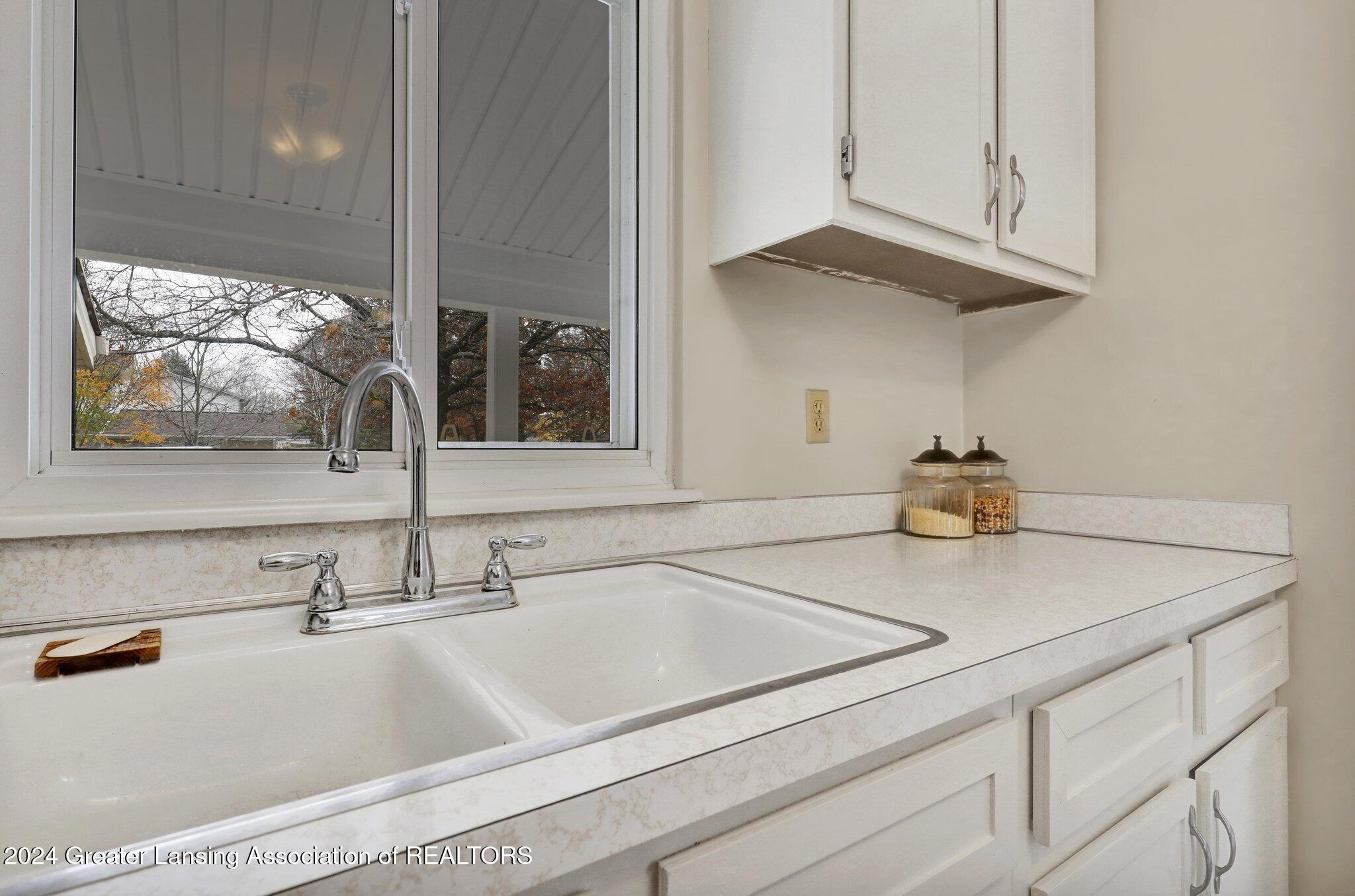 3044 Scarborough Road Lansing, MI 48910 - Photo 14 of 28 13-web-or-mls-Open Ended Media-13