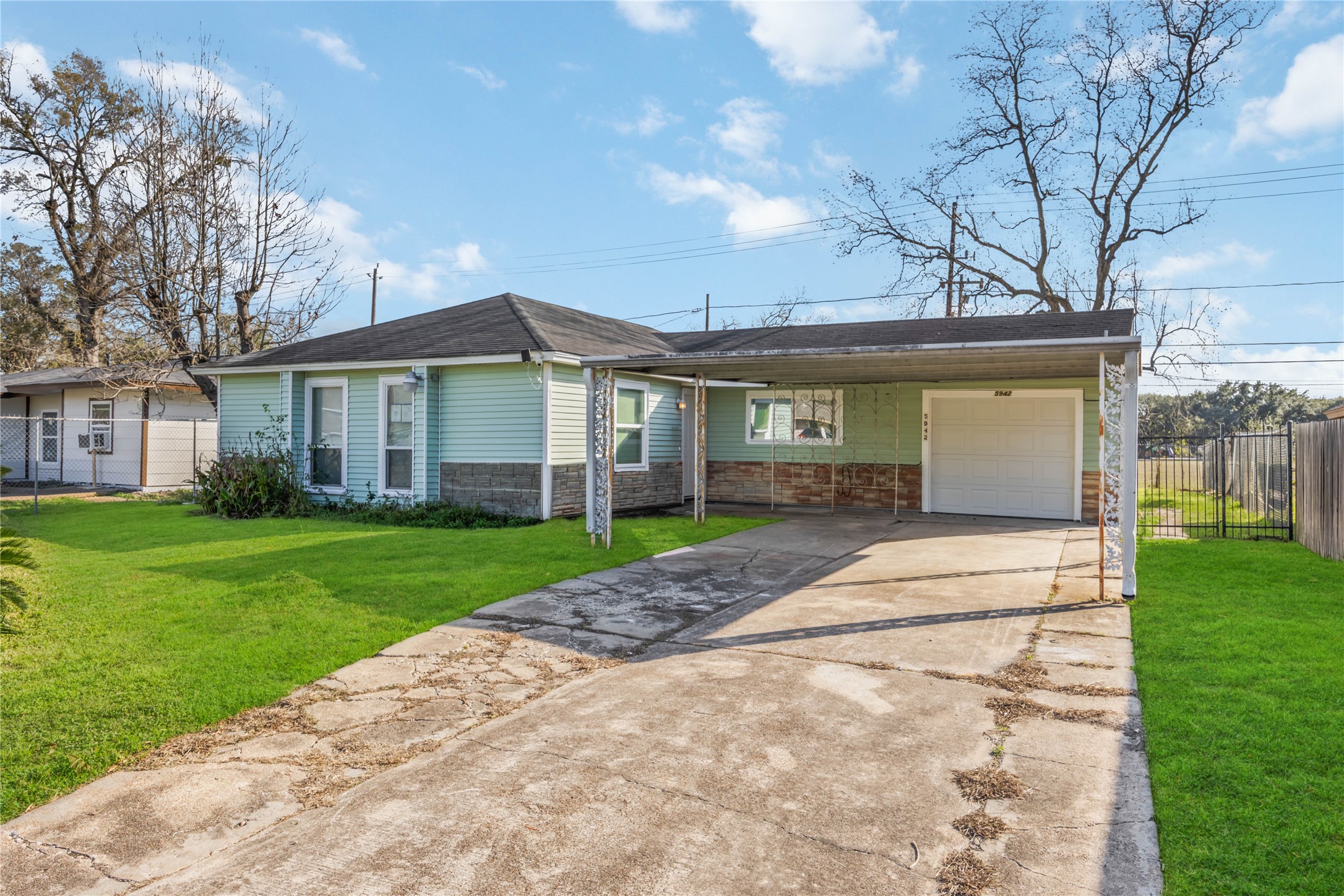 a view of a house with a yard