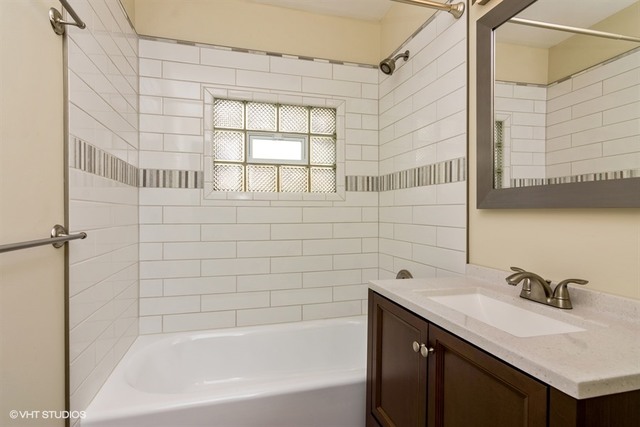 170 George Road Wheeling, IL 60090 - Photo 10 of 11 a bathroom with a sink and a bathtub
