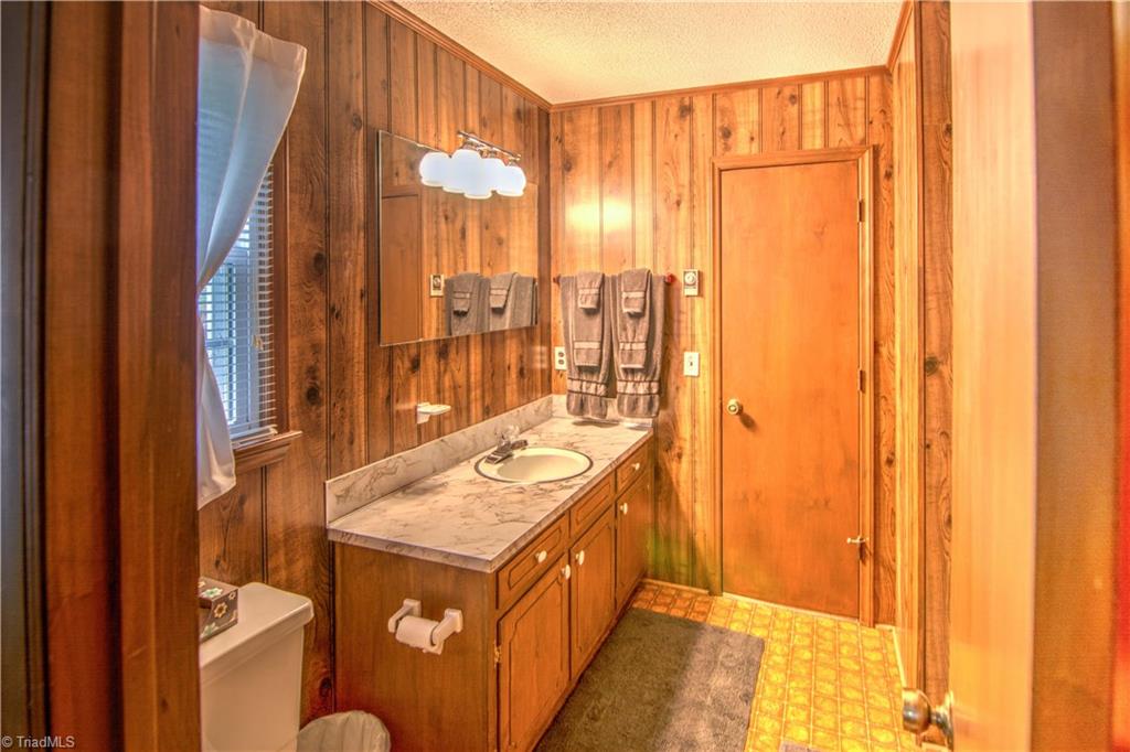 1596 Beckner Road Lexington, NC 27292 - Photo 27 of 29 Main level bathroom.