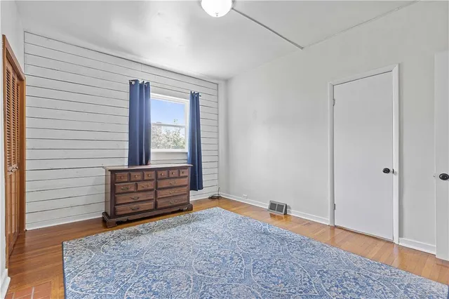 a view of livingroom with furniture