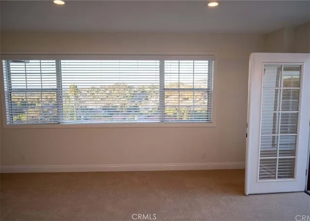 a black and white photo of a living room
