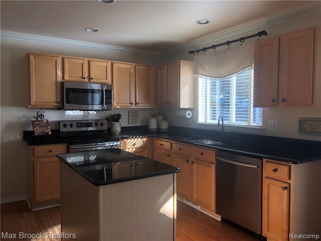 30 Ridge Field Court Oxford, MI 48371 - Photo 13 of 45 Kitchen with Maple cabinets, granite countertops and new Stainless Steel appliances