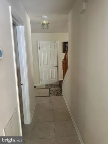 a view of entryway with window