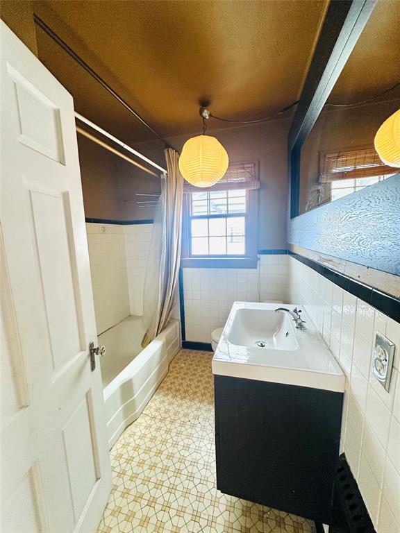 5114 Alcott Street Dallas, TX 75206 - Photo 14 of 24 Shower & bath tub combo