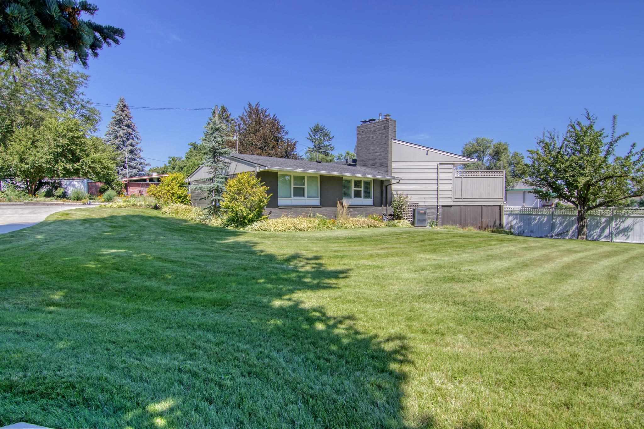 220 North Adams Road Spokane Valley, WA 99216 - Photo 3 of 44