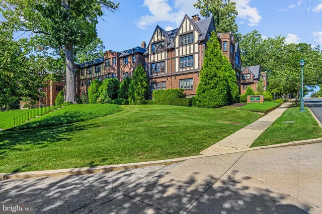 a view of a big yard of front a house