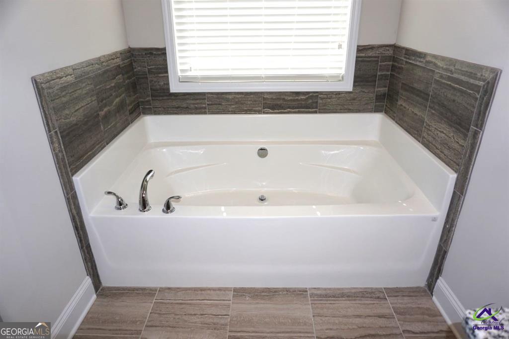 121 Bluecoat Trail Byron, GA 31008 - Photo 14 of 45 a bathroom with a bathtub