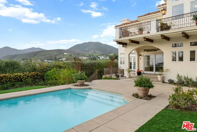 a view of a house with backyard and porch