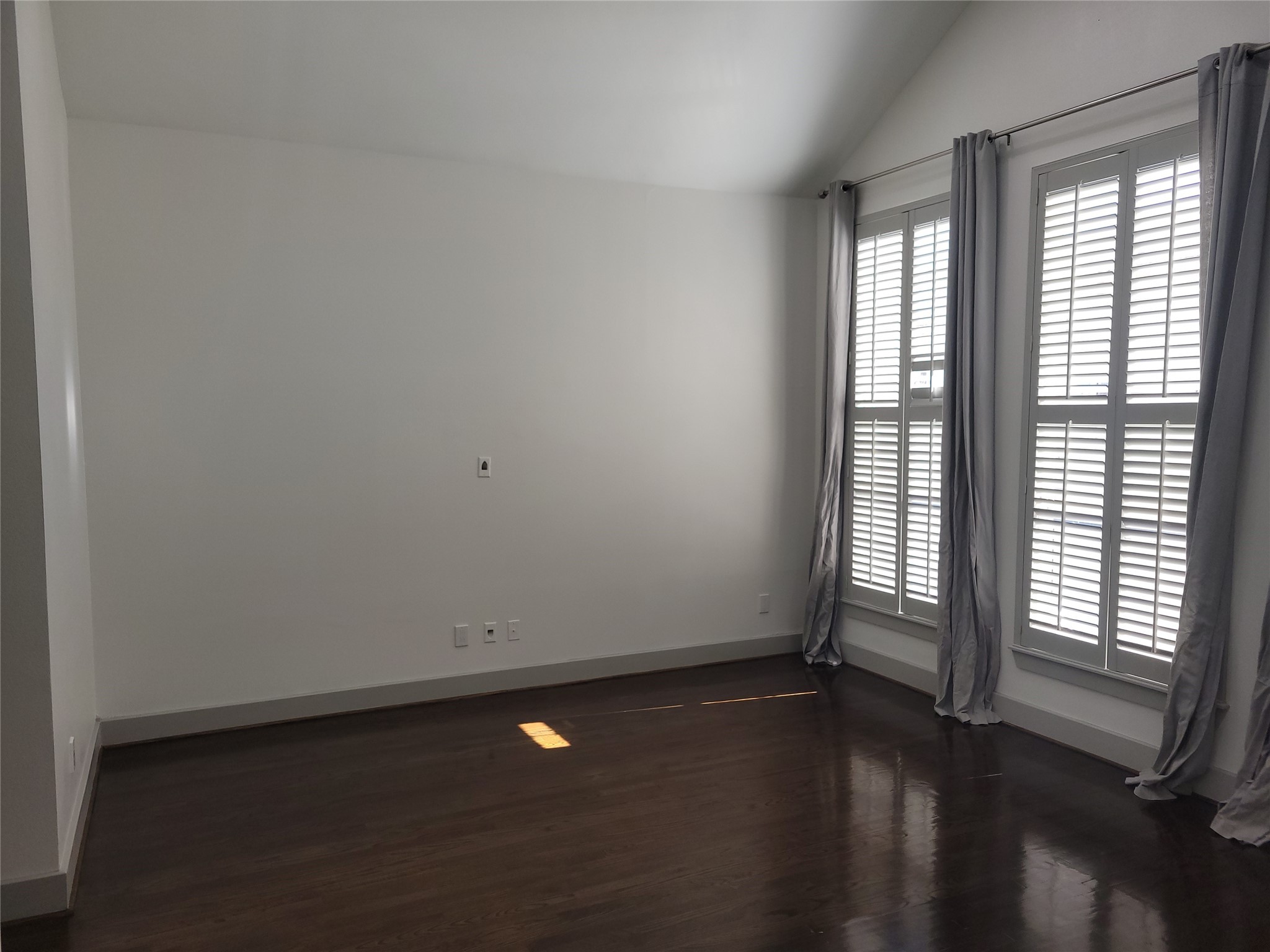 4914 Rose Street Houston, TX 77007 - Photo 22 of 36 an empty room with a window
