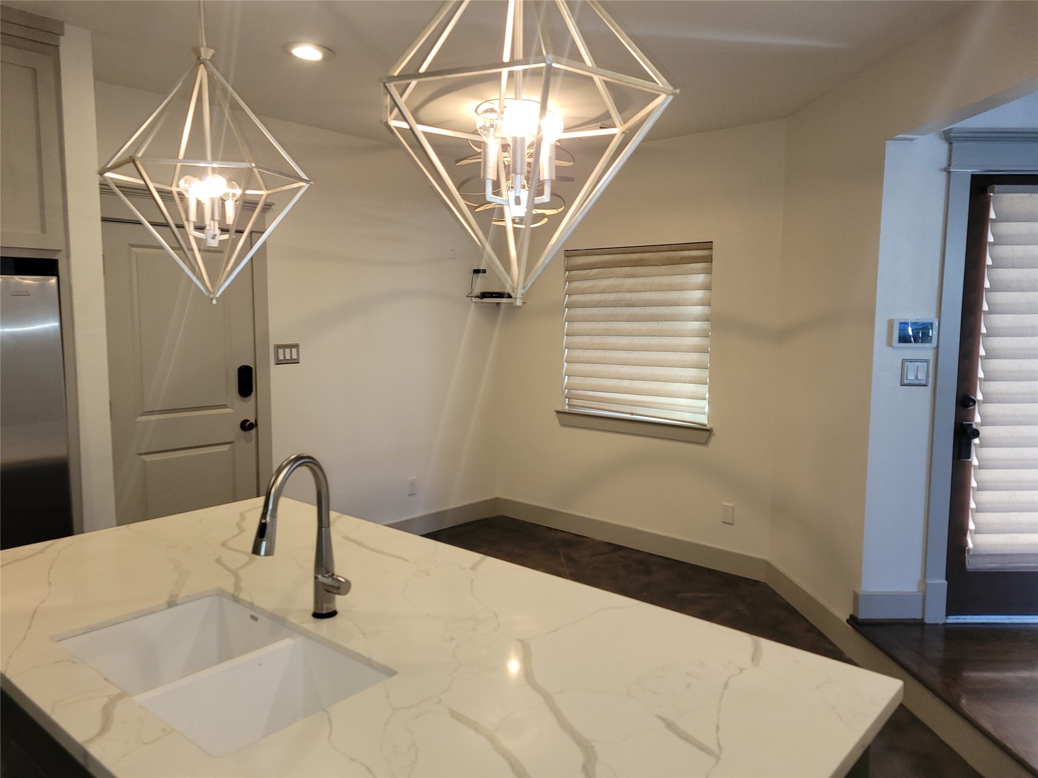 4914 Rose Street Houston, TX 77007 - Photo 4 of 36 a close view of light fixtures