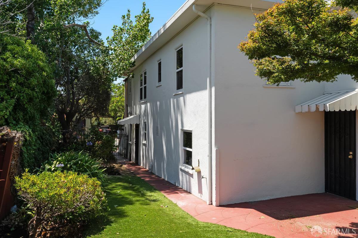 1475 Stannage Avenue Berkeley, CA 94702 - Photo 50 of 59 a backyard of a house with lots of green space