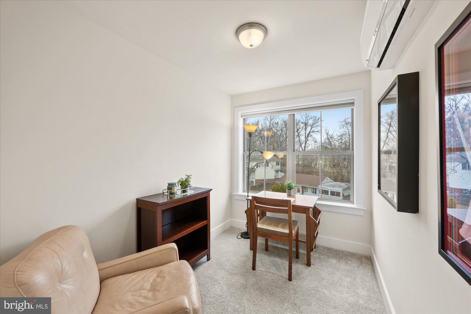 2236 South Glebe Road Arlington, VA 22206 - Photo 14 of 19 Sitting Room