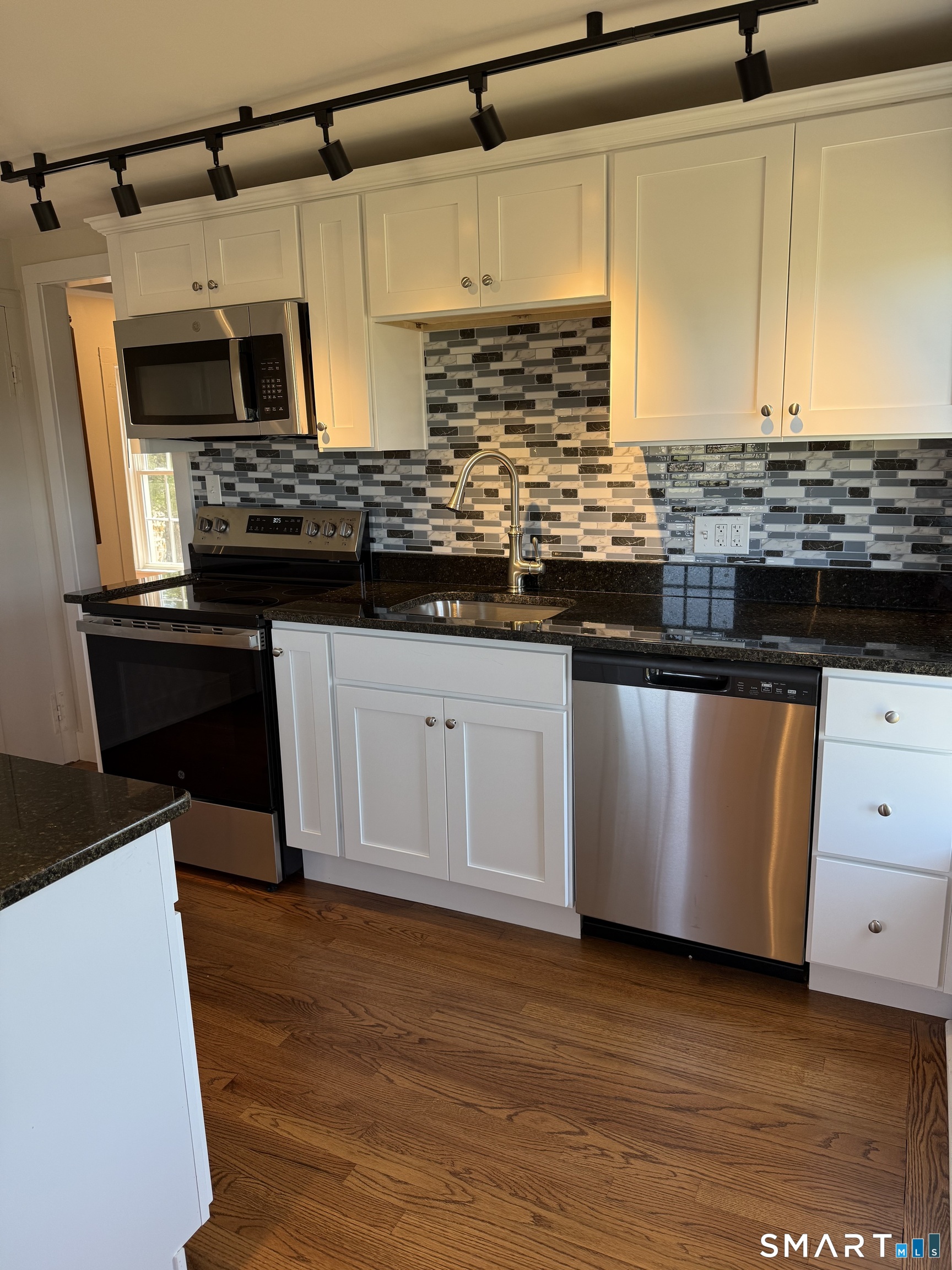 43 Boston Post Road Madison, CT 06443 - Photo 1 of 18 Beautiful new kitchen