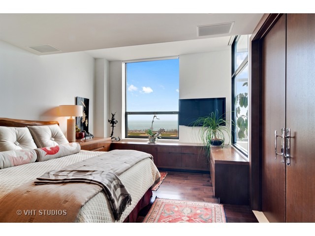 910 South Michigan Avenue, Unit 1101 Chicago, IL 60605 - Photo 12 of 20 a bedroom with a bed and a large window