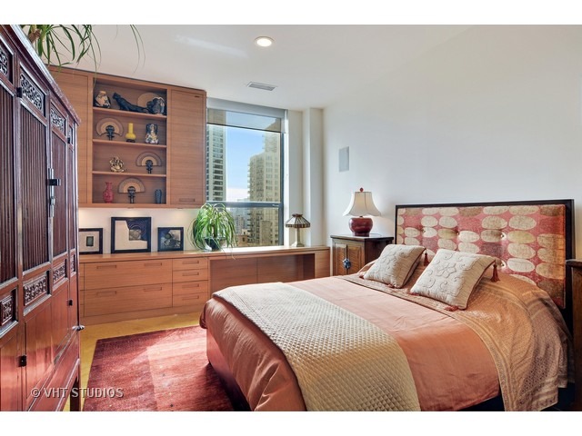 910 South Michigan Avenue, Unit 1101 Chicago, IL 60605 - Photo 14 of 20 a bedroom with a large bed and a large window