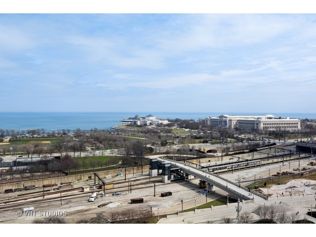 910 South Michigan Avenue, Unit 1101 Chicago, IL 60605 - Photo 18 of 20 an aerial view of a city