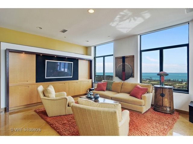 910 South Michigan Avenue, Unit 1101 Chicago, IL 60605 - Photo 8 of 20 a living room with furniture and a large window