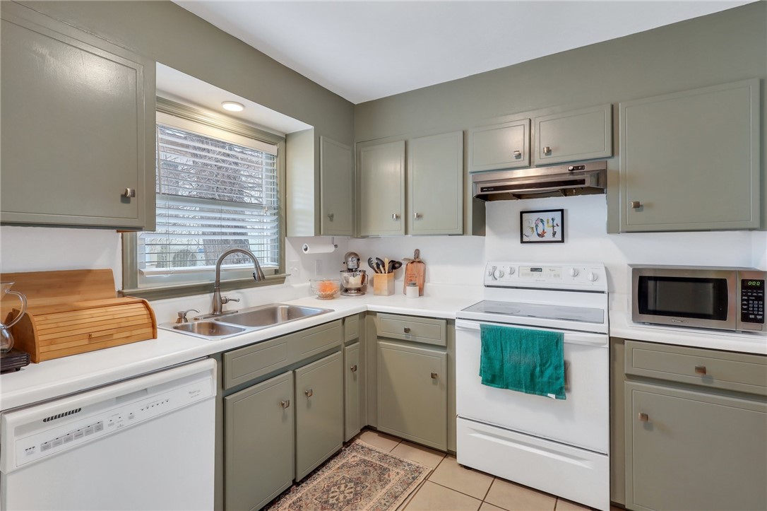 301 6th Avenue St. Simons Island, GA 31522 - Photo 15 of 37 Kitchen