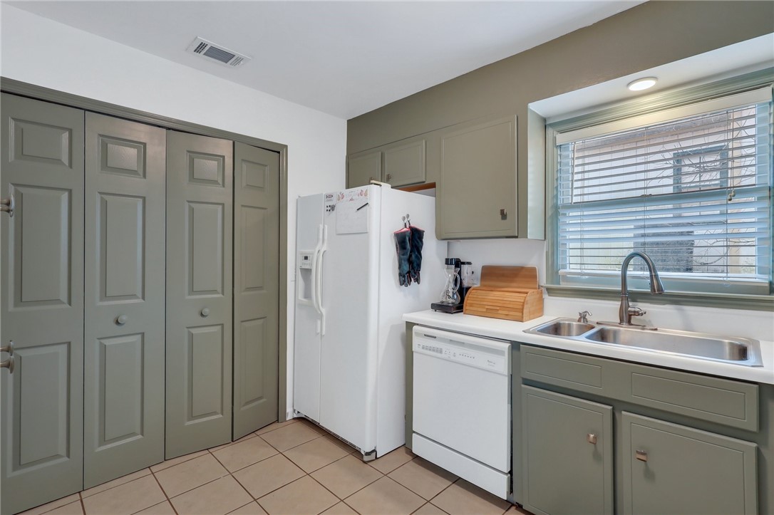 301 6th Avenue St. Simons Island, GA 31522 - Photo 16 of 37 Kitchen
