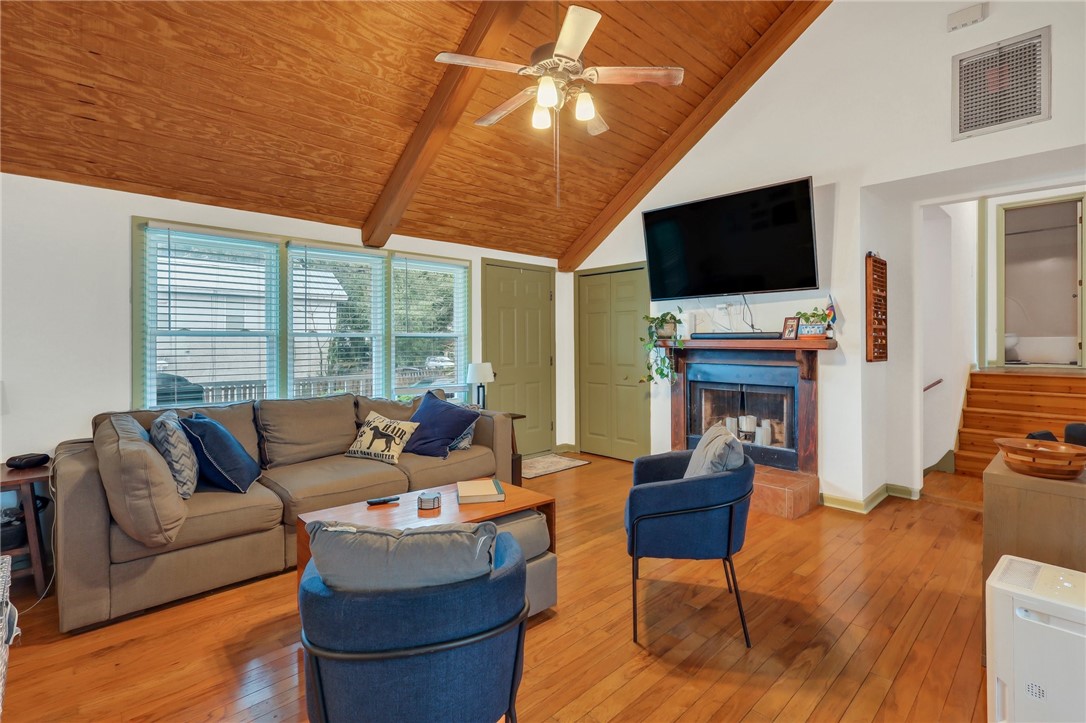 301 6th Avenue St. Simons Island, GA 31522 - Photo 8 of 37 Living Room