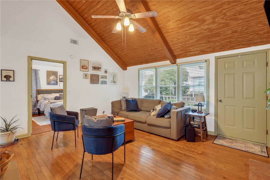 301 6th Avenue St. Simons Island, GA 31522 - Photo 9 of 37 Living Room