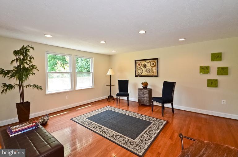 9301 Friar Road Fort Washington, MD 20744 - Photo 13 of 30 Living Room