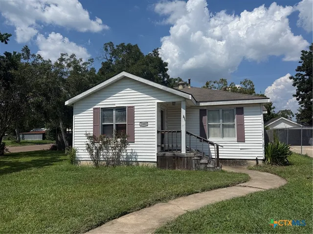 $147,400 | 1002 East Sabine Street, Victoria, TX 77901