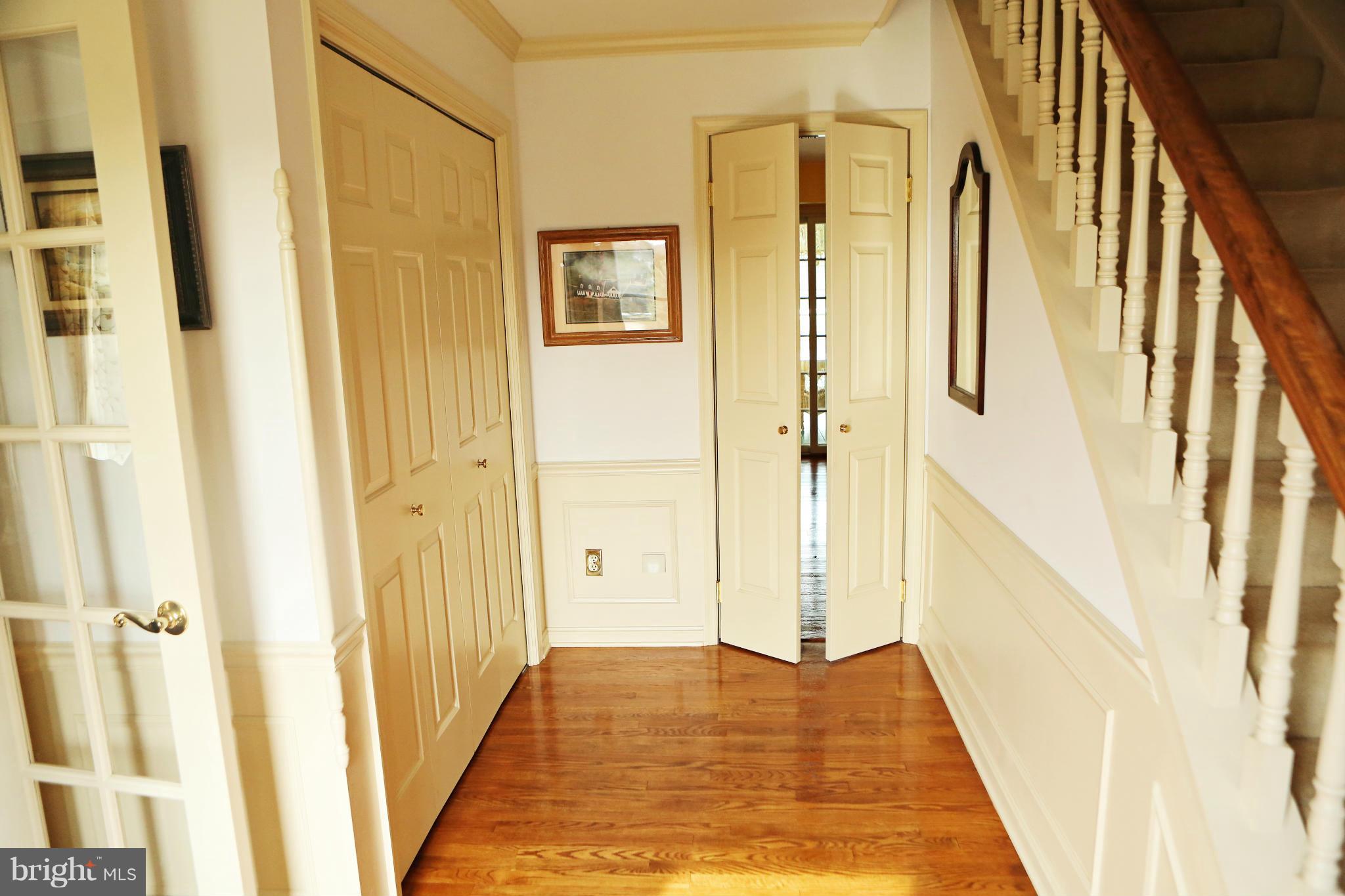 Foyer w/hdwd flrs & trimwork touches