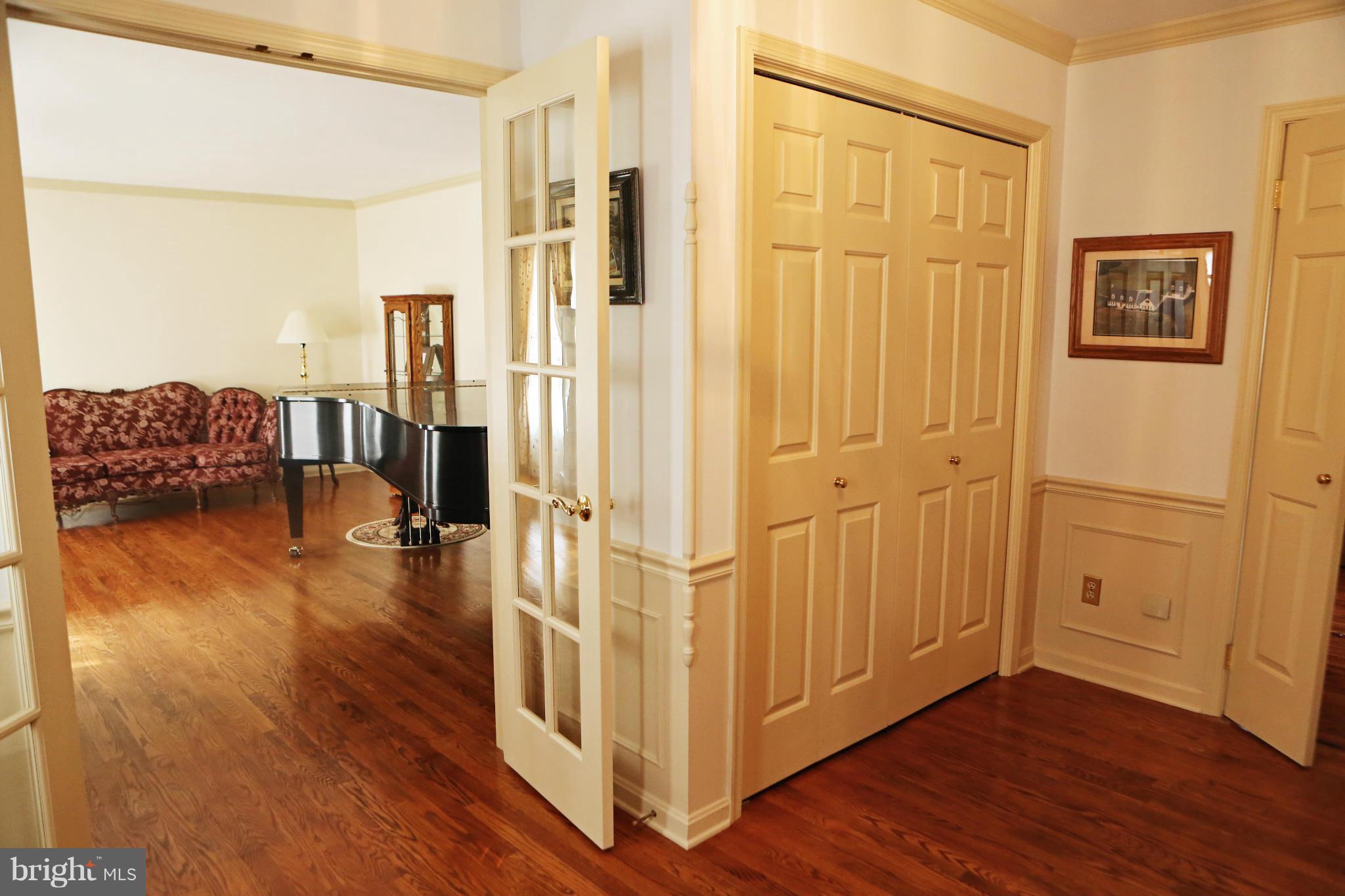 Foyer w/detailed woodworking