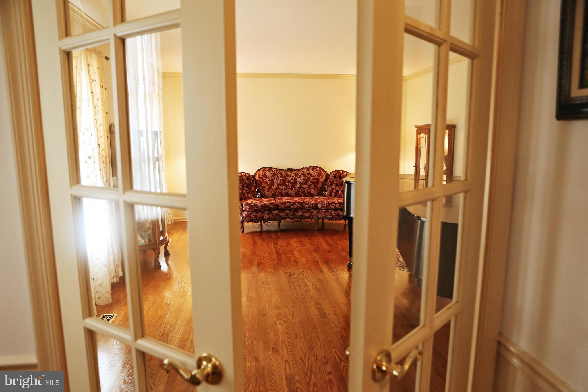 French doors open to spacious liv rm w/hdwd flrs
