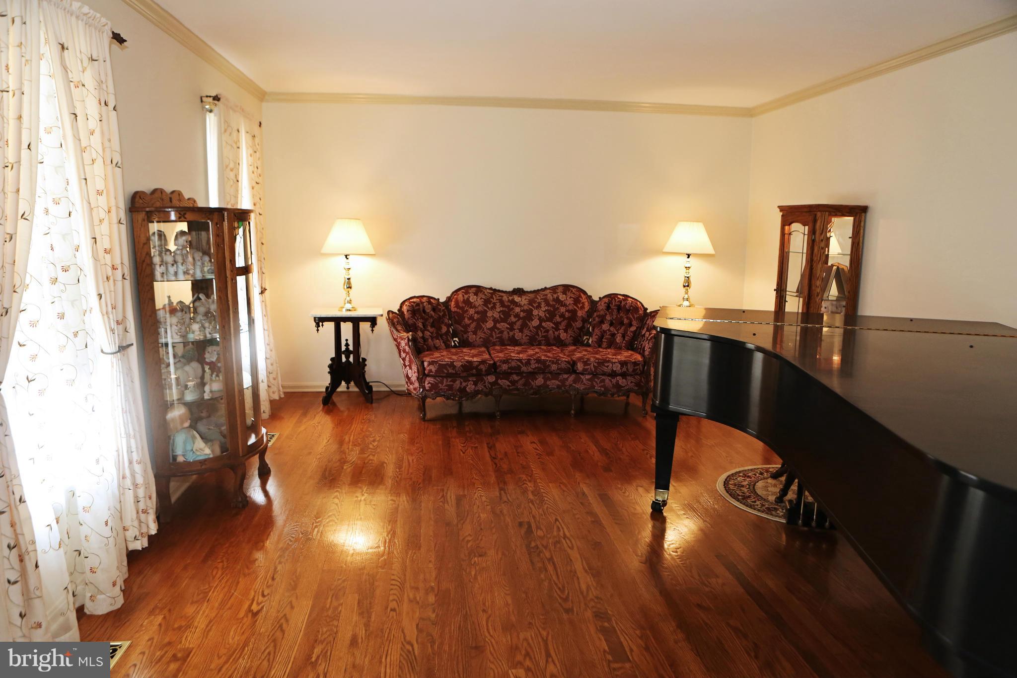 Living Room w/neutral decor