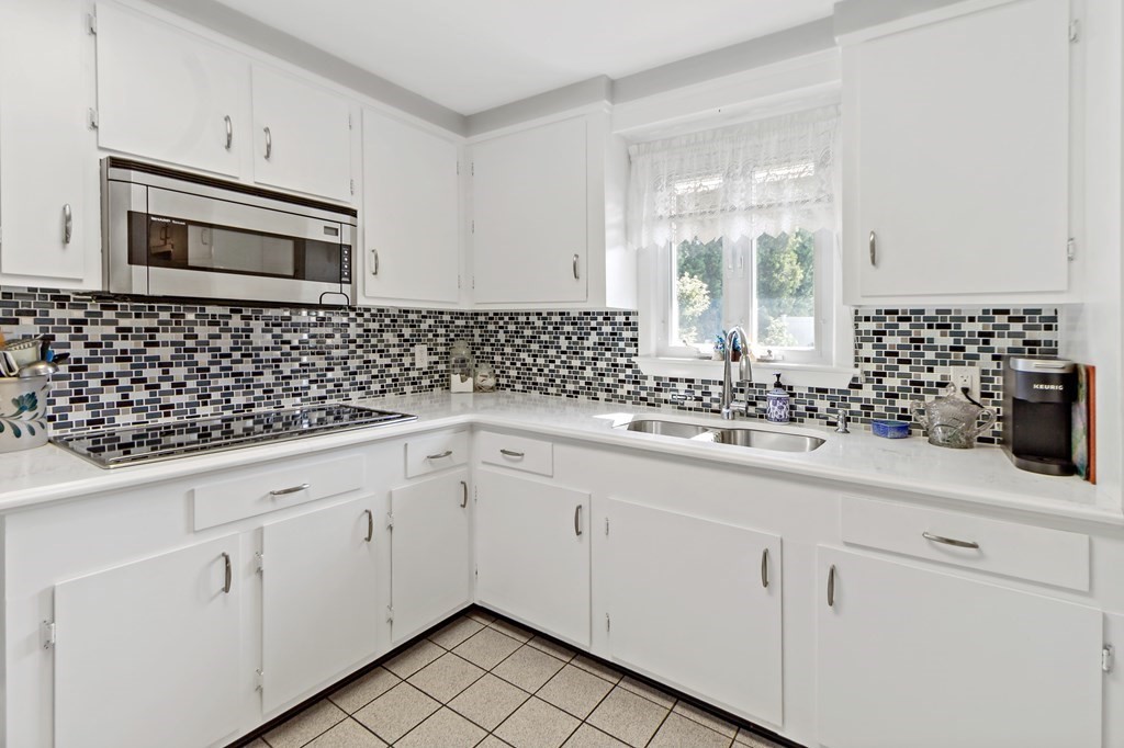543 Kaufman Road Somerset, MA 02726 - Photo 5 of 32