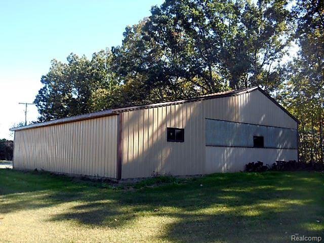 1353 North Maple Leaf Road Lapeer, MI 48446 - Photo 34 of 44 Barn back.jpg