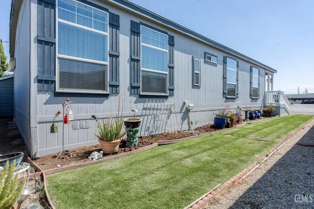 a view of a house with backyard