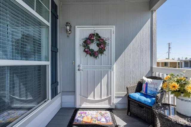a view of entryway with a front door