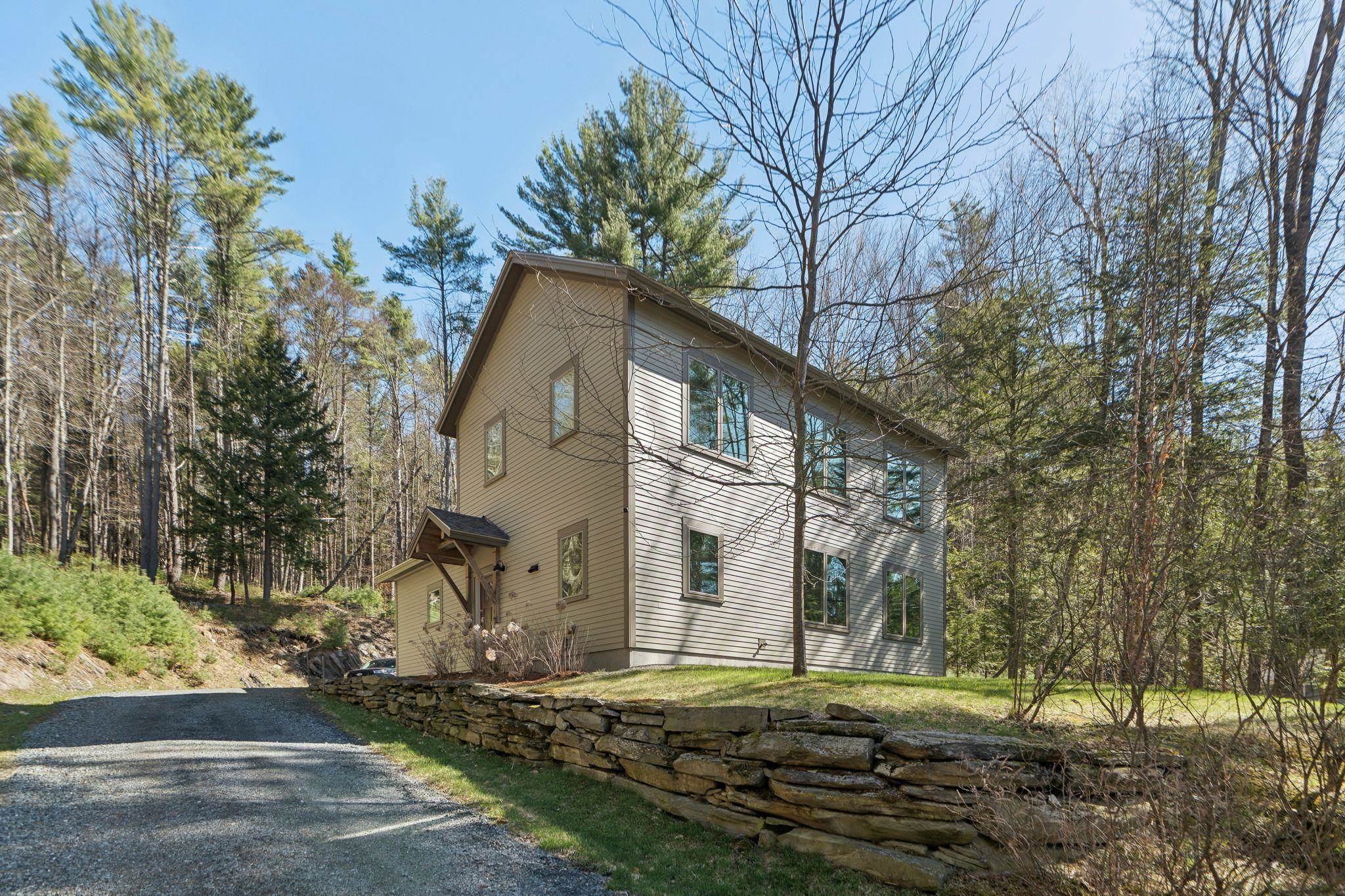 207 Hartness Way Hartford, VT 05059 - Photo 1 of 54