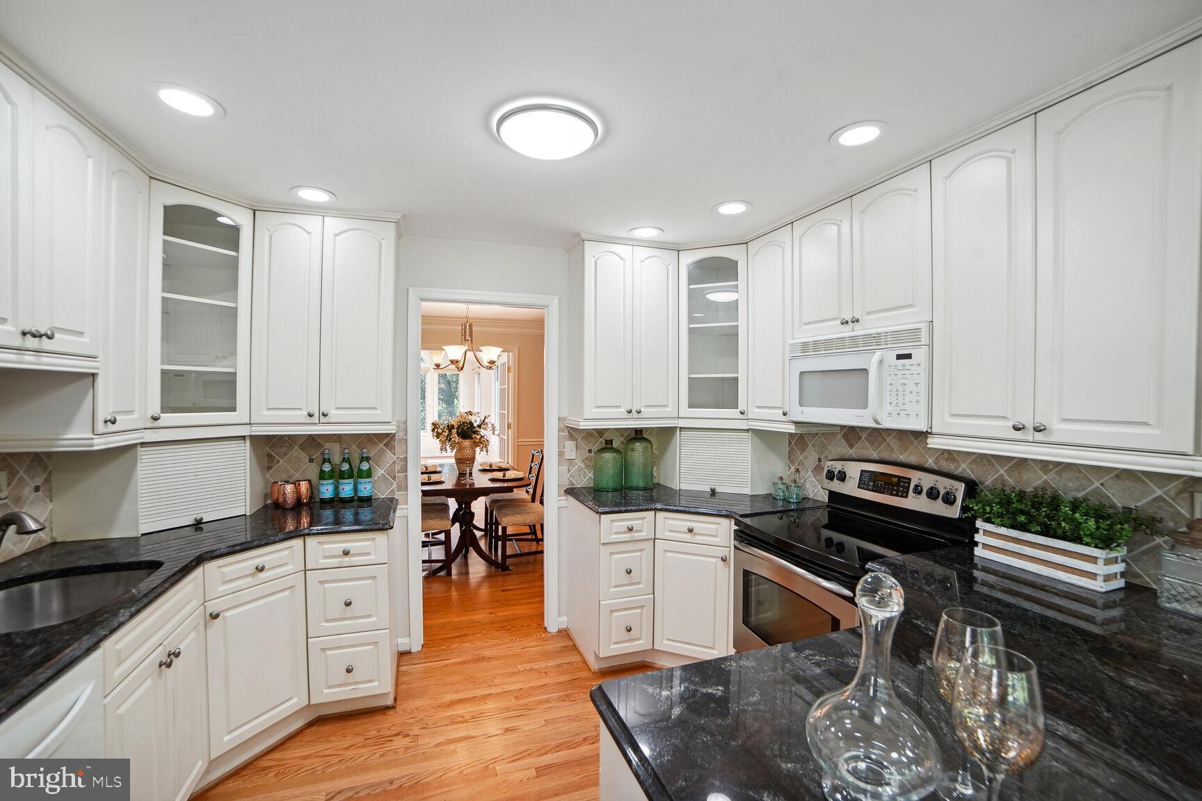 2551 North Farm Road Ellicott City, MD 21042 - Photo 3 of 31 Everything you need in a kitchen.