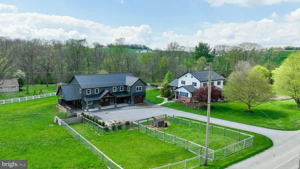 a view of a house with backyard and garden