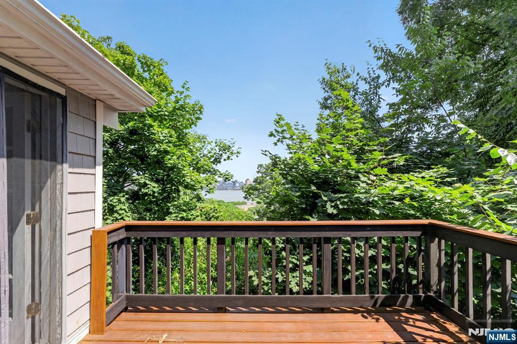 8 Old Wood Road Edgewater, NJ 07020 - Photo 21 of 25