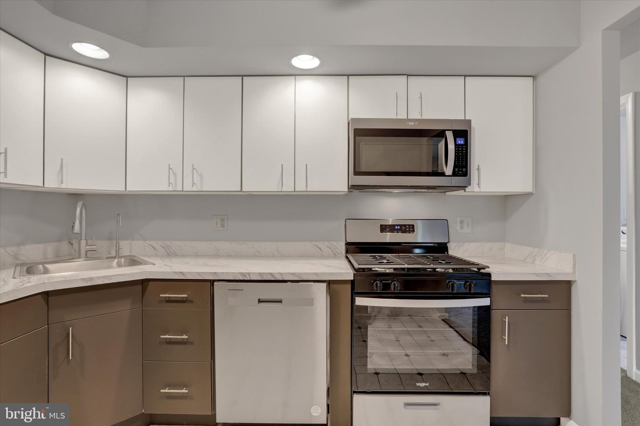 2089 Welsh Road, Unit E1 Philadelphia, PA 19115 - Photo 8 of 17 Kitchen with upgraded appliances