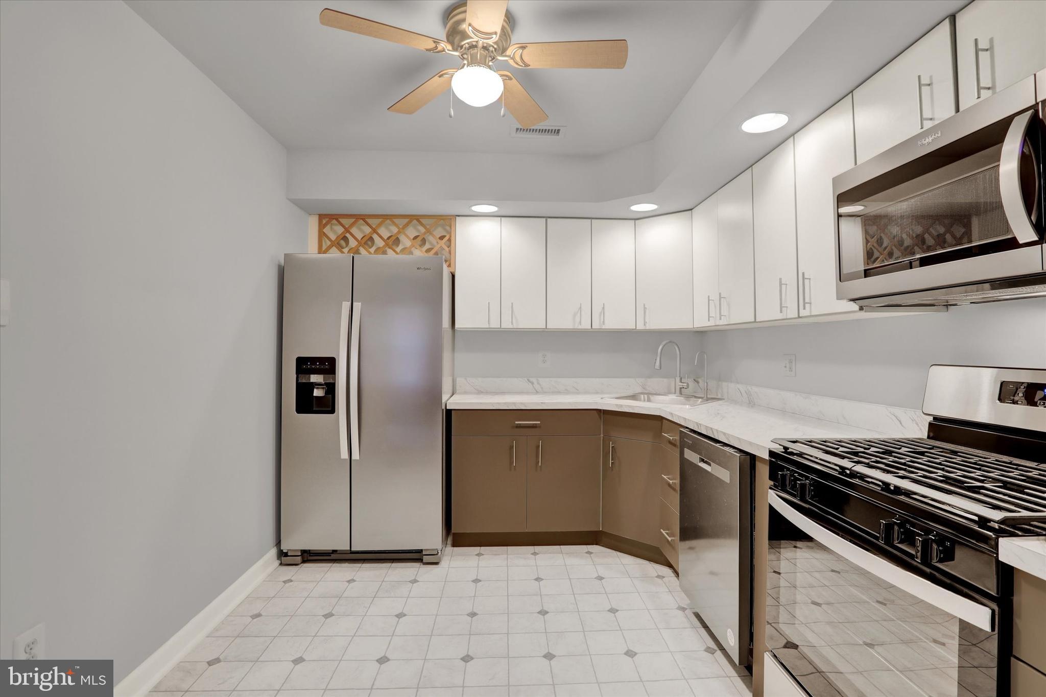 2089 Welsh Road, Unit E1 Philadelphia, PA 19115 - Photo 9 of 17 Kitchen with upgraded appliances