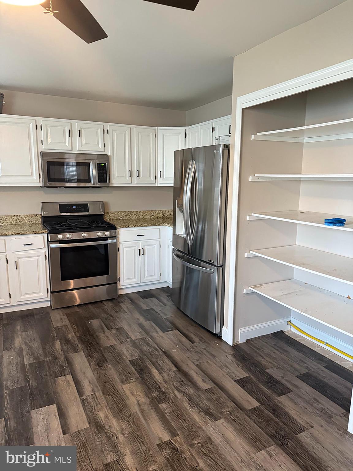 4 Fireside Circle Columbus, NJ 08022 - Photo 5 of 15 a kitchen with granite countertop a refrigerator and a stove