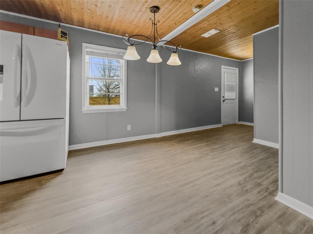 208 West County Line Road Royse City, TX 75189 - Photo 5 of 14 Eat in kitchen overlooking large backyard and visible from family room.