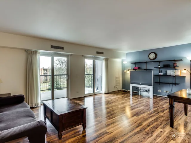 $2,050 | 1515 East Central Road, Unit 460B, Arlington Heights, IL 60005