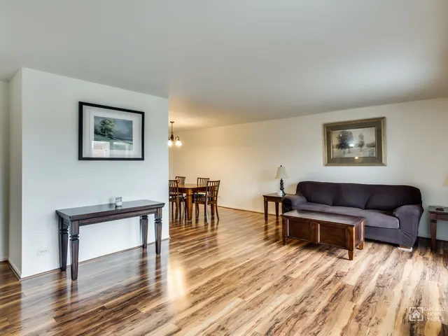 $2,050 | 1515 East Central Road, Unit 460B, Arlington Heights, IL 60005