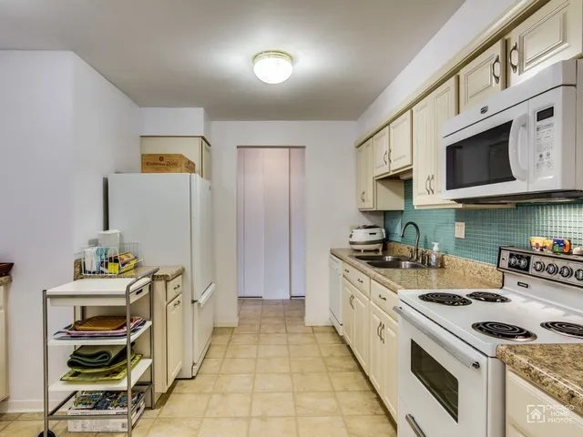 $2,050 | 1515 East Central Road, Unit 460B, Arlington Heights, IL 60005